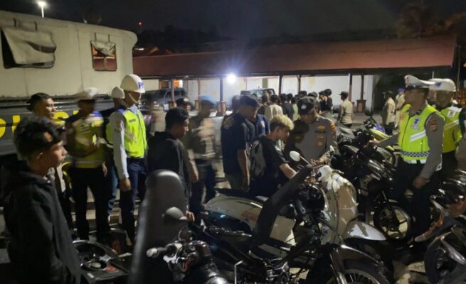Sebanyak 19 unit sepeda motor yang diduga digunakan untuk balap liar diamankan personel gabungan Polres Sabang dalam Operasi Pekat 2025, yang digelar Ahad (11/5) dini hari. (Foto: Dok. Polres Sabang)