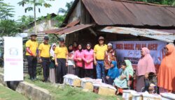 Kapolda Aceh Irjen Pol Achmad Kartiko bersama Ketua Bhayangkari Daerah Aceh, Ny. Rani Achmad Kartiko menggelar bakti sosial di dua gampong terpencil di Kecamatan Geureudong Pase, Aceh Utara, Ahad (11/5).