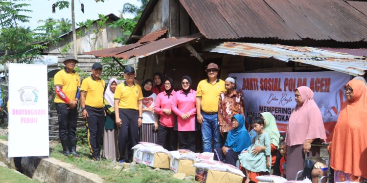 Kapolda Aceh Irjen Pol Achmad Kartiko bersama Ketua Bhayangkari Daerah Aceh, Ny. Rani Achmad Kartiko menggelar bakti sosial di dua gampong terpencil di Kecamatan Geureudong Pase, Aceh Utara, Ahad (11/5).