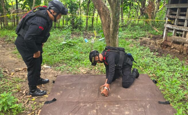 Tim Penjinak Bom Detasemen Gegana Satuan Brimob Polda Aceh saat melakukan pemusnahan bom proyektil tank aktif yang ditemukan warga di Desa Lampaya, Kecamatan Lhoknga, Aceh Besar, Sabtu (10/5/2025). (Foto: Dok. Sat Brimobda Aceh)