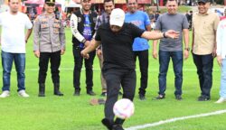 Bupati Aceh Besar Muharram Idris melakukan tendangan perdana pada pembukaan turnamen sepak bola PS AMLA Tahun 2025 di Lapangan Gampong Lamteungoh, Kecamatan Ingin Jaya, Aceh Besar, Senin (12/5)