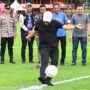 Bupati Aceh Besar Muharram Idris melakukan tendangan perdana pada pembukaan turnamen sepak bola PS AMLA Tahun 2025 di Lapangan Gampong Lamteungoh, Kecamatan Ingin Jaya, Aceh Besar, Senin (12/5)