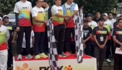 Wakil Wali Kota Banda Aceh Afdhal Khalilullah ikut mengangkat bendera start saat melepas peserta lari FKIJK Aceh Run 2025 di Lapangan Blang Padang Banda Aceh, Ahad pagi (11/5). Sejumlah pelari tampak memakai celana pendek. (Foto: Dok. Infoaceh.net)