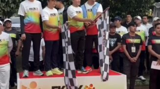 Wakil Wali Kota Banda Aceh Afdhal Khalilullah ikut mengangkat bendera start saat melepas peserta lari FKIJK Aceh Run 2025 di Lapangan Blang Padang Banda Aceh, Ahad pagi (11/5). Sejumlah pelari tampak memakai celana pendek. (Foto: Dok. Infoaceh.net)