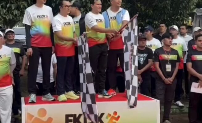 Wakil Wali Kota Banda Aceh Afdhal Khalilullah ikut mengangkat bendera start saat melepas peserta lari FKIJK Aceh Run 2025 di Lapangan Blang Padang Banda Aceh, Ahad pagi (11/5). Sejumlah pelari tampak memakai celana pendek. (Foto: Dok. Infoaceh.net)