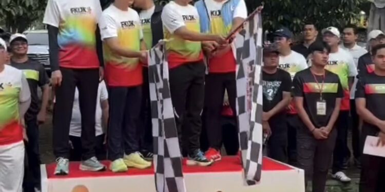Wakil Wali Kota Banda Aceh Afdhal Khalilullah ikut mengangkat bendera start saat melepas peserta lari FKIJK Aceh Run 2025 di Lapangan Blang Padang Banda Aceh, Ahad pagi (11/5). Sejumlah pelari tampak memakai celana pendek. (Foto: Dok. Infoaceh.net)