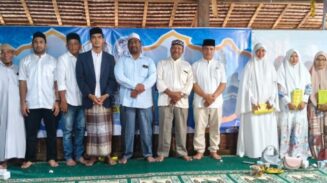 Ikatan Masyarakat Kabupaten Bireuen (IMKB) Banda Aceh kembali menggelar peusijuk atau tepung tawar bagi jamaah calon haji (JCH) asal Bireuen yang akan menunaikan ibadah haji tahun 2025 M/1446 H, Minggu (12/5/2025). Foto: Fauzan, Infoaceh.net.