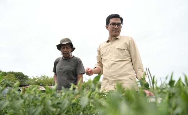 Ketua DPRK Banda Aceh Irwansyah mengunjungi Khairul Halim, petani cabai asal Gampong Rukoh, Kecamatan Syiah Kuala, yang viral di media sosial. (Foto: For Infoaceh.net)