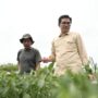 Ketua DPRK Banda Aceh Irwansyah mengunjungi Khairul Halim, petani cabai asal Gampong Rukoh, Kecamatan Syiah Kuala, yang viral di media sosial. (Foto: For Infoaceh.net)