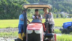 Bupati Aceh Selatan Mirwan MS meluncurkan program Bajak Sawah Gratis (Basaga) di Gampong Tengah Peulumat, Kecamatan Labuhanhaji Timur, Selasa sore, 13 Mei 2025. (Foto: For Infoaceh.net)