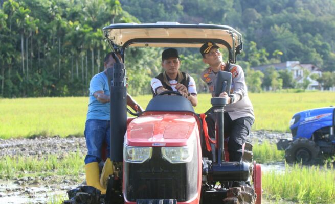 Bupati Aceh Selatan Mirwan MS meluncurkan program Bajak Sawah Gratis (Basaga) di Gampong Tengah Peulumat, Kecamatan Labuhanhaji Timur, Selasa sore, 13 Mei 2025. (Foto: For Infoaceh.net)