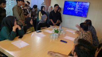 Sebanyak 50 orang mahasiswa sebagai 'tersangka' kasus penipuan diantar oleh Kajari Banda Aceh Suhendri SH MH ke Kantor Hukum Nourman, di Jalan Prof Ali Hasjmy, Banda Aceh, Jum'at (9/5).