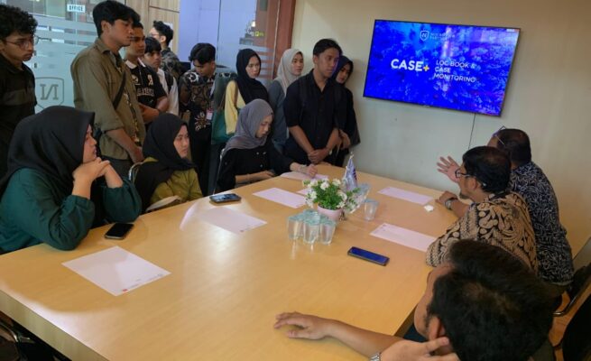 Sebanyak 50 orang mahasiswa sebagai 'tersangka' kasus penipuan diantar oleh Kajari Banda Aceh Suhendri SH MH ke Kantor Hukum Nourman, di Jalan Prof Ali Hasjmy, Banda Aceh, Jum'at (9/5).