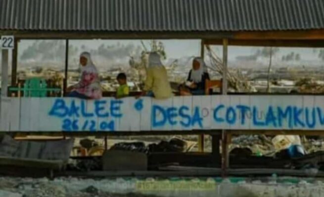 Gampong Cot Lamkuweuh, Kecamatan Meuraxa, Kota Banda Aceh satu bulan setelah peristiwa tsunami tahun 2004. (Foto: Ist)