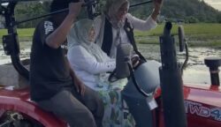 Ketua Tim Penggerak PKK Aceh Selatan, Devina Mirwan, yang juga istri Bupati Aceh Selatan Mirwan, turun langsung mengemudikan traktor membajak sawah