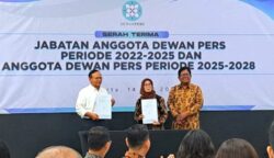 Serah terima jabatan Ketua Dewan Pers periode 2022–2025 Ninik Rahayu kepada ketua baru periode 2025–2028 Prof Komaruddin Hidayat di Hall Dewan Pers, Jalan Kebon Sirih, Jakarta Pusat, Rabu (14/5). (Foto: Ist)