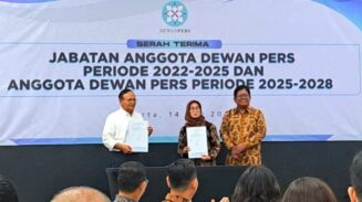 Serah terima jabatan Ketua Dewan Pers periode 2022–2025 Ninik Rahayu kepada ketua baru periode 2025–2028 Prof Komaruddin Hidayat di Hall Dewan Pers, Jalan Kebon Sirih, Jakarta Pusat, Rabu (14/5). (Foto: Ist)