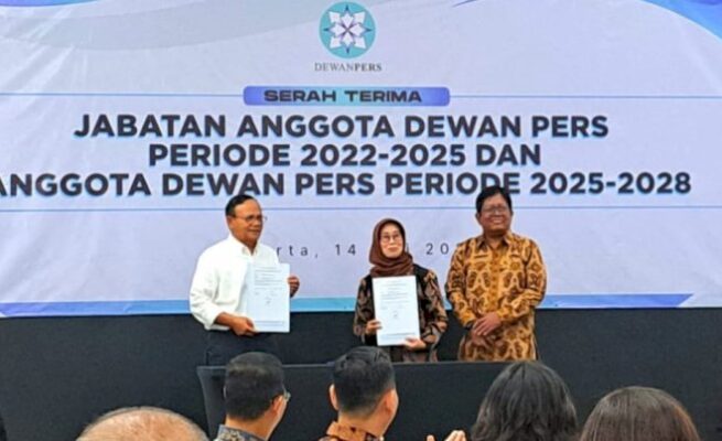 Serah terima jabatan Ketua Dewan Pers periode 2022–2025 Ninik Rahayu kepada ketua baru periode 2025–2028 Prof Komaruddin Hidayat di Hall Dewan Pers, Jalan Kebon Sirih, Jakarta Pusat, Rabu (14/5). (Foto: Ist)