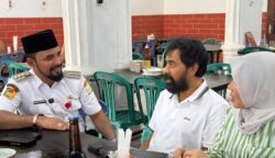 Bupati Aceh Timur Iskandar Usman Al-Farlaky menjamu makan Gubernur Mualem di Rumah Makan Sop Tamora, Kota Langsa, Rabu (14/5). (Foto: For Infoaceh.net)