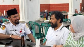 Bupati Aceh Timur Iskandar Usman Al-Farlaky menjamu makan Gubernur Mualem di Rumah Makan Sop Tamora, Kota Langsa, Rabu (14/5). (Foto: For Infoaceh.net)