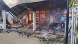 Tiga unit rumah di Gampong Rumpet Kecamatan Krueng Barona Jaya, Aceh Besar terbakar Rabu siang (14/5/2025) sekitar pukul 14.25 Wib. (Foto: Dok. BPBD ACEH BESAR)