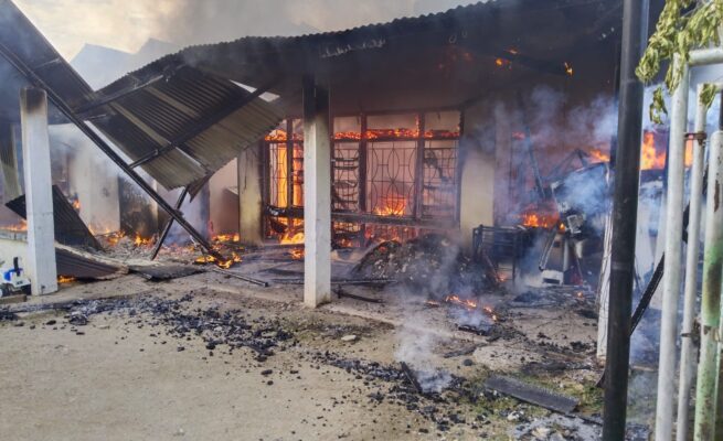 Tiga unit rumah di Gampong Rumpet Kecamatan Krueng Barona Jaya, Aceh Besar terbakar Rabu siang (14/5/2025) sekitar pukul 14.25 Wib. (Foto: Dok. BPBD ACEH BESAR)