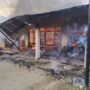 Tiga unit rumah di Gampong Rumpet Kecamatan Krueng Barona Jaya, Aceh Besar terbakar Rabu siang (14/5/2025) sekitar pukul 14.25 Wib. (Foto: Dok. BPBD ACEH BESAR)