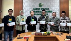 Penyerahan secara simbolis dana living cost jamaah haji Aceh di Kanwil Kemenag Aceh pada Rabu, 14 Mei 2025. (Foto: For Infoaceh.net)