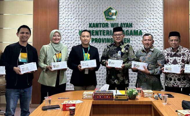Penyerahan secara simbolis dana living cost jamaah haji Aceh di Kanwil Kemenag Aceh pada Rabu, 14 Mei 2025. (Foto: For Infoaceh.net)