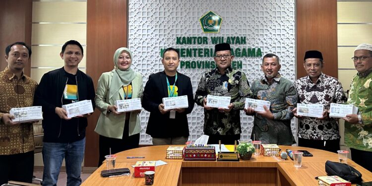 Penyerahan secara simbolis dana living cost jamaah haji Aceh di Kanwil Kemenag Aceh pada Rabu, 14 Mei 2025. (Foto: For Infoaceh.net)