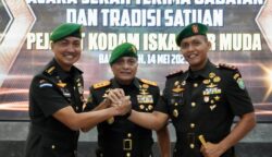 Pangdam Iskandar Muda Mayjen TNI Niko Fahrizal memimpin Serah Terima Jabatan dan Tradisi Satuan pejabat di lingkungan Kodam Iskandar Muda yang berlangsung di Gedung Malahayati lantai dua, Makodam IM, Rabu (14/5). (Foto: Dok. Pendam IM)