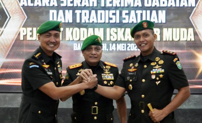 Pangdam Iskandar Muda Mayjen TNI Niko Fahrizal memimpin Serah Terima Jabatan dan Tradisi Satuan pejabat di lingkungan Kodam Iskandar Muda yang berlangsung di Gedung Malahayati lantai dua, Makodam IM, Rabu (14/5). (Foto: Dok. Pendam IM)