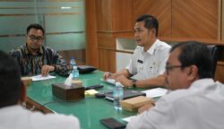Plt Sekda Aceh, M Nasir Syamaun didampingi Asisten I Sekda Aceh Azwardi AP dan dinas terkait rapat Blbersama Tim Badan Gizi Nasional serta melakukan zoom Virtual dengan kabupaten/kota se-Aceh di ruang Rapat Sekda Aceh, Kantor Gubernur Aceh, Rabu (14/5/2025).