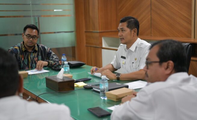 Plt Sekda Aceh, M Nasir Syamaun didampingi Asisten I Sekda Aceh Azwardi AP dan dinas terkait rapat Blbersama Tim Badan Gizi Nasional serta melakukan zoom Virtual dengan kabupaten/kota se-Aceh di ruang Rapat Sekda Aceh, Kantor Gubernur Aceh, Rabu (14/5/2025).