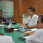 Plt Sekda Aceh, M Nasir Syamaun didampingi Asisten I Sekda Aceh Azwardi AP dan dinas terkait rapat Blbersama Tim Badan Gizi Nasional serta melakukan zoom Virtual dengan kabupaten/kota se-Aceh di ruang Rapat Sekda Aceh, Kantor Gubernur Aceh, Rabu (14/5/2025).