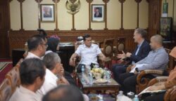 Wakil Gubernur Aceh Fadhlullah menerima audiensi Yayasan Inisiatif Dagang Hijau (YIDH) di ruang kerja Wakil Gubernur, Rabu (14/5/2025)