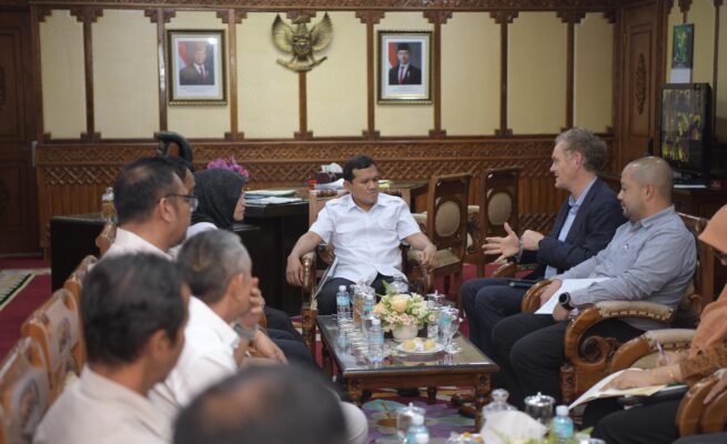 Wakil Gubernur Aceh Fadhlullah menerima audiensi Yayasan Inisiatif Dagang Hijau (YIDH) di ruang kerja Wakil Gubernur, Rabu (14/5/2025)