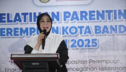 Wali Kota Banda Aceh Illiza Sa’aduddin Djamal saat membuka pelatihan parenting bagi perempuan di Hotel Rasamala, Rabu (14/5/2025).