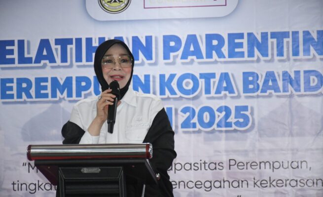 Wali Kota Banda Aceh Illiza Sa’aduddin Djamal saat membuka pelatihan parenting bagi perempuan di Hotel Rasamala, Rabu (14/5/2025).