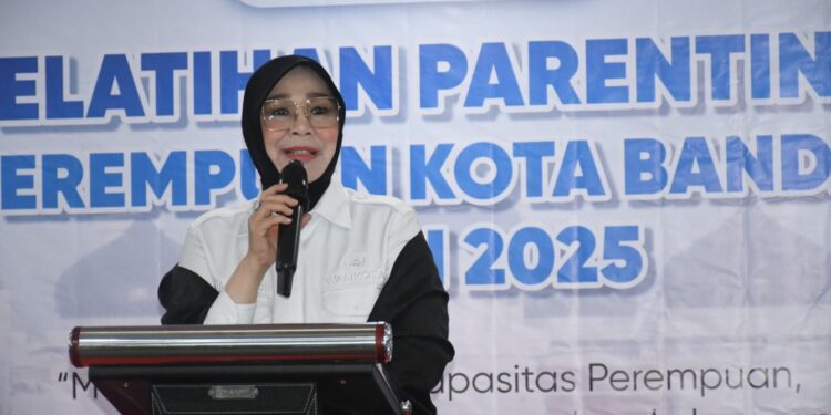Wali Kota Banda Aceh Illiza Sa’aduddin Djamal saat membuka pelatihan parenting bagi perempuan di Hotel Rasamala, Rabu (14/5/2025).