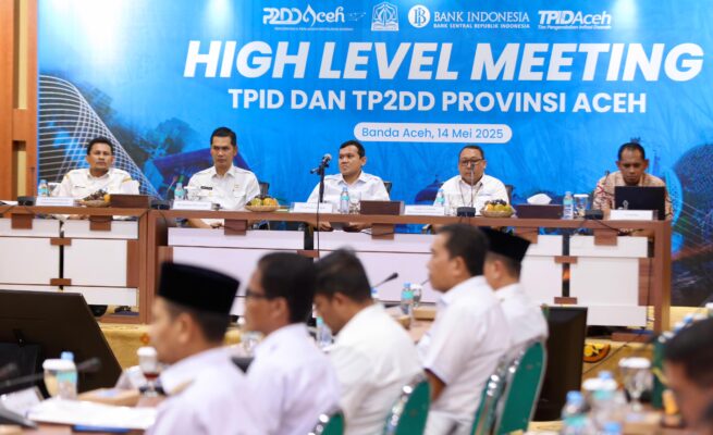 Wagun Aceh Fadhlullah, didampingi Plt Sekda Aceh, M Nasir membuka High Level Meeting TPID dan Tim Percepatan dan Perluasan Digitalisasi Daerah Provinsi Aceh, di Gedung Serbaguna Setda Aceh, Rabu (14/5)