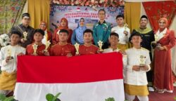 Tim Rapa'i Geleng Sanggar Pocut Baren MAN 1 Banda Aceh meraih juara 1 pada ajang International Cultural & Co-Curricular Fest 2025 (IC2Fest) yang diselenggarakan 8–13 Mei 2025 di SMK Dato' Ahmad Arshad, Johor Darul Ta'zim, Malaysia. (Foto: For Infoaceh.net)