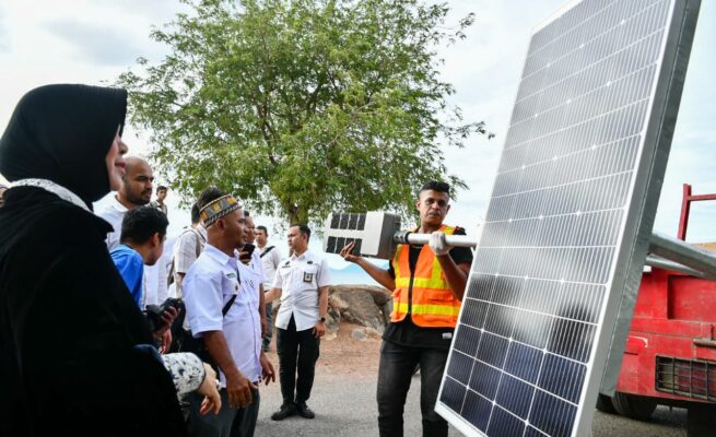 Sebanyak 27 unit lampu panel surya berdaya 100 watt dipasang di sepanjang jalan pinggir pantai, mulai dari Ulee Lheue hingga Gampong Jawa.