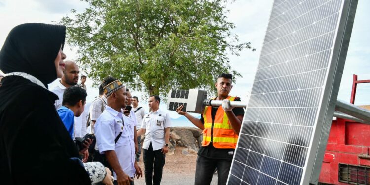 Sebanyak 27 unit lampu panel surya berdaya 100 watt dipasang di sepanjang jalan pinggir pantai, mulai dari Ulee Lheue hingga Gampong Jawa.