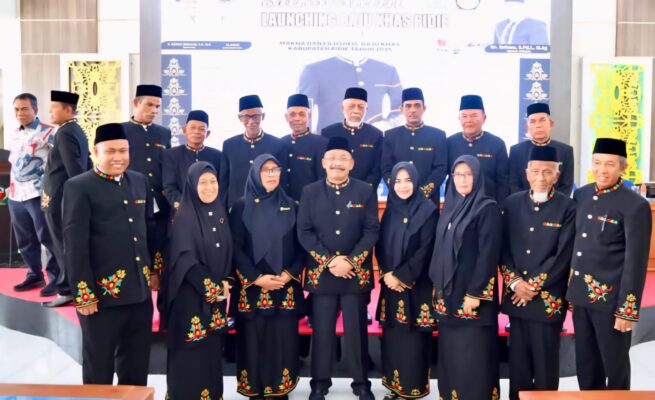 Bupati Pidie Sarjani Abdullah didampingi pemangku adat, meluncurkan baju khas Pidie di Oproom Setdakab setempat, Kamis (15/5). (Foto: Ist)