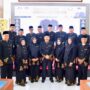 Bupati Pidie Sarjani Abdullah didampingi pemangku adat, meluncurkan baju khas Pidie di Oproom Setdakab setempat, Kamis (15/5). (Foto: Ist)