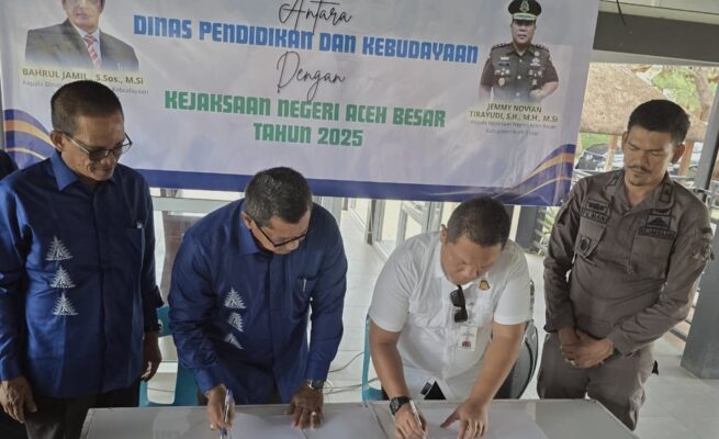 Kejari Aceh Besar dan Disdikbud Aceh Besar menandatangani nota kesepakatan untuk melanjutkan program jaksa masuk sekolah, Kamis (15/5)