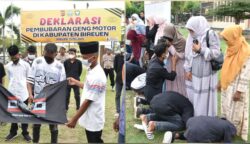 Pembubaran geng motor Pasukan Jalan Sadis (PJS) dengan membakar bendera dan minta maaf ke orang tua dalam sebuah deklarasi yang berlangsung di lapangan Mapolres Bireuen, Kamis (15/5). (Foto: For Infoaceh.net)