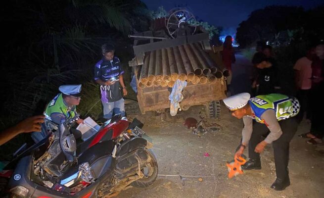 Petugas Polantas melakukan olah TKP di lokasi kecelakaan lalu lintas di Kabupaten Aceh Timur. (Foto: Ist)