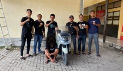 IW (49), warga Kecamatan Kuta Alam, Banda Aceh ditangkap usai mencuri satu unit motor Lexi putih bernopol BL-5733-AAF di Asrama TNI-AD Kuta Alam, Jum'at pagi (16/5/2025). (Foto: Dok. Polresta Banda Aceh)
